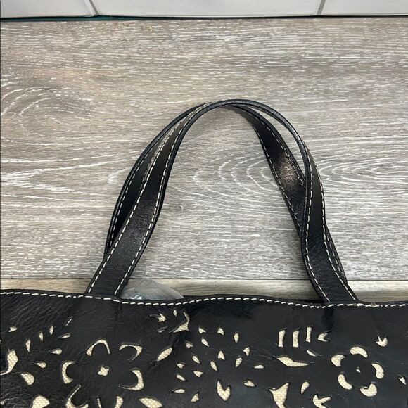 Black Leather Handbag with Cream Interior - Picture 13 of 14